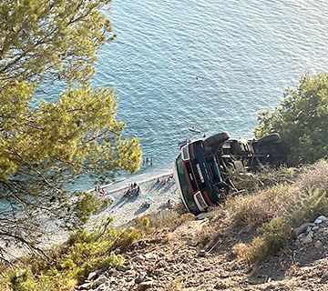 Se despeña una furgoneta en los acantilados de Maro