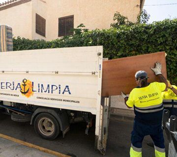 Es necesario avisar para depositar muebles en la vía pública
