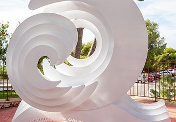 La Cueva inaugura una escultura dedicada a la Q de calidad