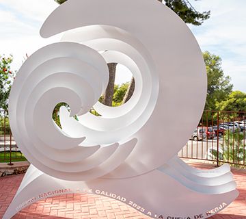 La Cueva inaugura una escultura dedicada a la Q de calidad
