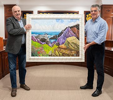 Antonio Belda entrega una de sus obras al Ayuntamiento