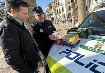 Los vehículos de la Policía Local se equipan con desfibriladores