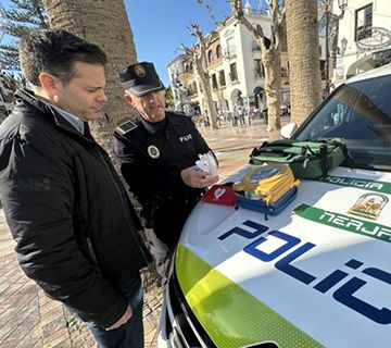 Los vehículos de la Policía Local se equipan con desfibriladores