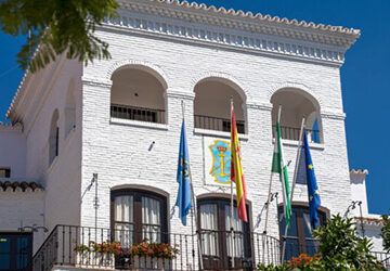 El Ayuntamiento enajena dos parcelas municipales