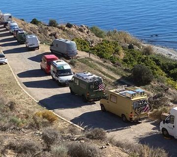 Nerja pide que se regule el aparcamiento de caravanas en el Paraje Natural
