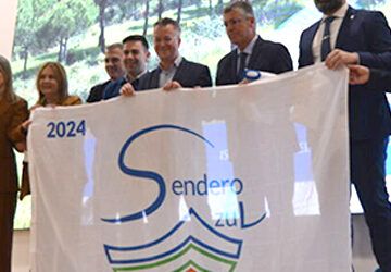Nerja recibe las banderas que distinguen a los dos senderos azules