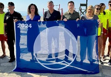 Las Banderas Azules ondean en las playas de Nerja y Maro