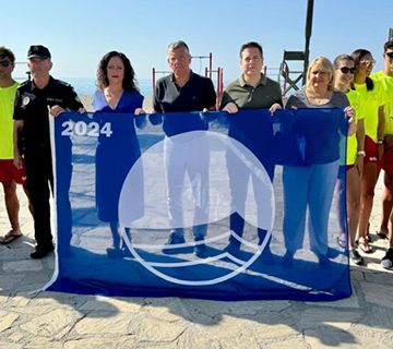 Las Banderas Azules ondean en las playas de Nerja y Maro