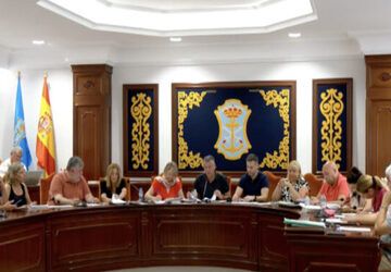 El Pleno debate propuestas sobre estabilización de playas, movilidad y dependencia