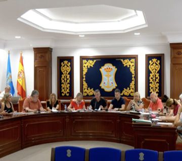 El Pleno debate propuestas sobre estabilización de playas, movilidad y dependencia