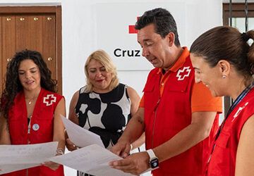 Campaña de entrega de material escolar de Cruz Roja