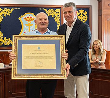 Miguel Benítez recibe reconocimiento por su trayectoria social ejemplar