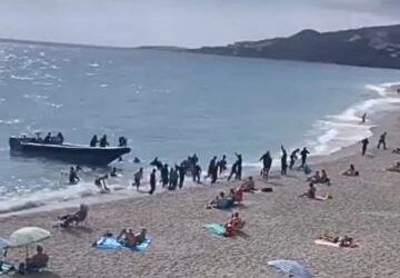 Treinta migrantes de origen magrebí desembarcan en la playa El Chucho