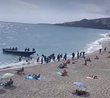 Treinta migrantes de origen magrebí desembarcan en la playa El Chucho