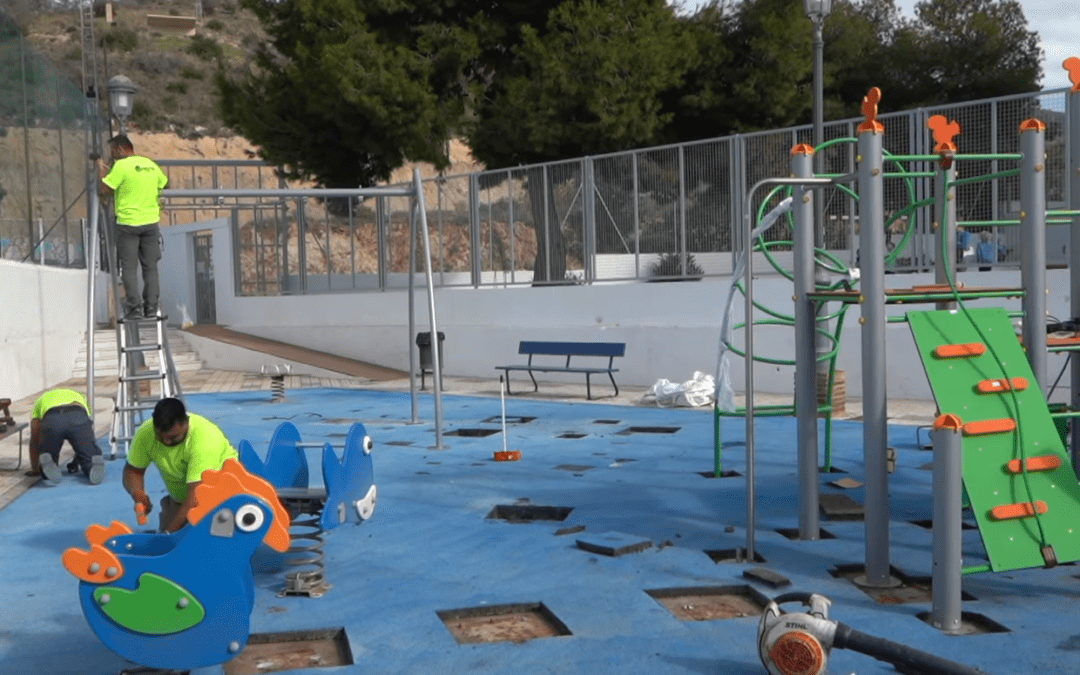 El parque infantil de Maro se renueva por completo