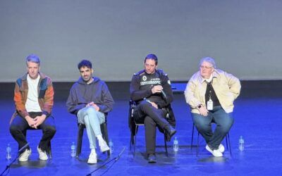 Jóvenes de Nerja participan en una actividad sobre prevención de drogas con teatro y coloquio