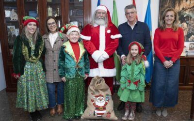 Papá Noel llena de magia y alegría las calles de Nerja