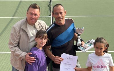 El Club de Tenis Nerja celebra sus primeras victorias y refuerza el deporte local