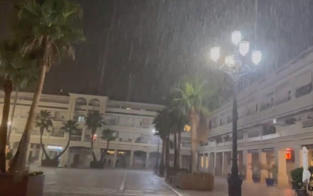 Nerja registra intensas lluvias que benefician a la Axarquía