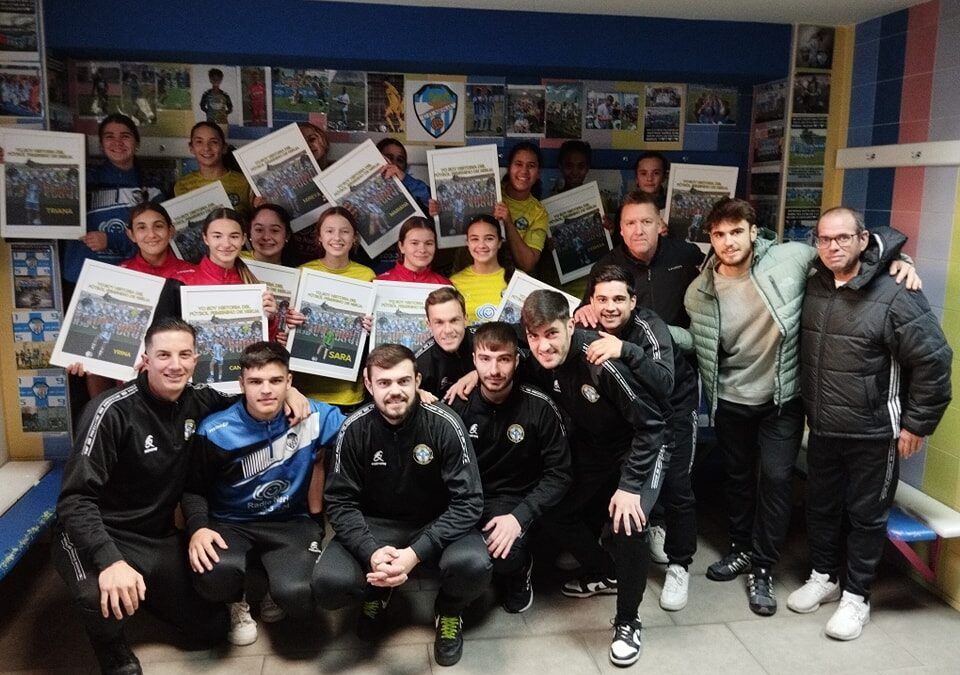 El equipo infantil femenino del CD Nerja celebra su título de liga con un homenaje especial