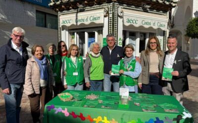 El alcalde de Nerja respalda la labor de la AECC en el Día Mundial del Cáncer