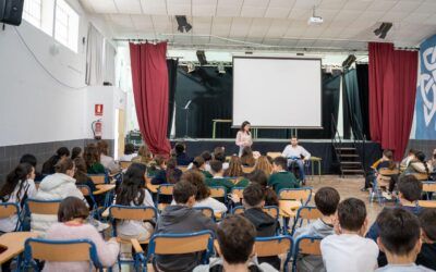 Los escolares de Nerja celebran el Día de Andalucía con una conferencia en el IES Sierra Almijara