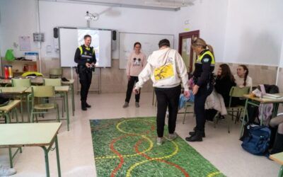 La Policía Local de Nerja conciencia a jóvenes sobre seguridad vial