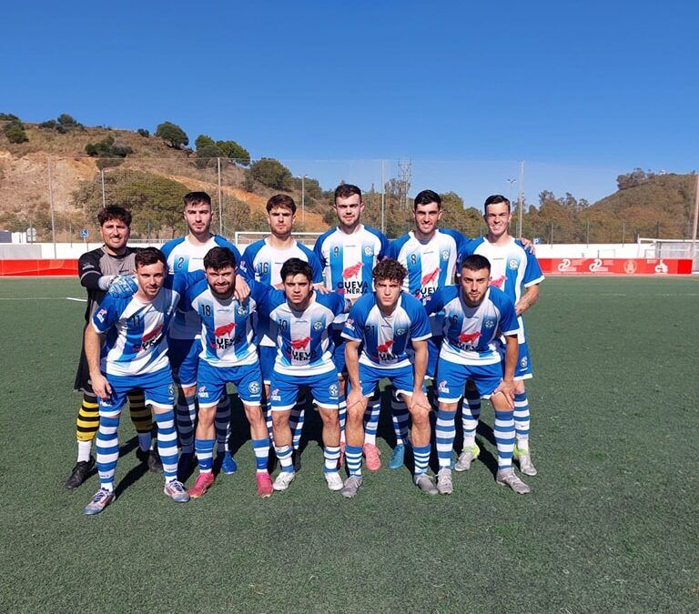 El CD Nerja sigue luchando con garra en una temporada desafiante