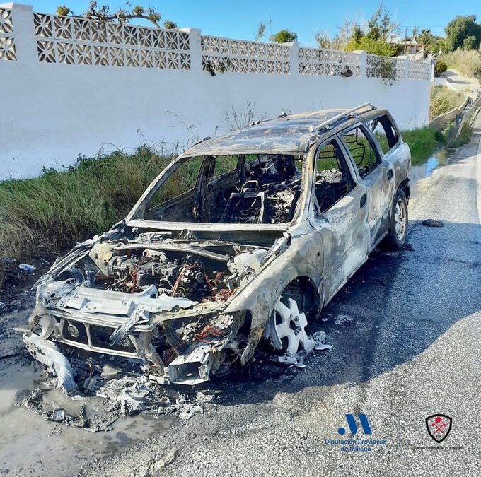 Un incendio en un vehículo colapsa el principal acceso a Nerja