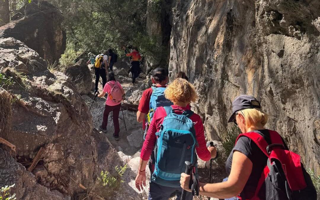 Sesenta senderistas completan la ruta entre Frigiliana y Nerja