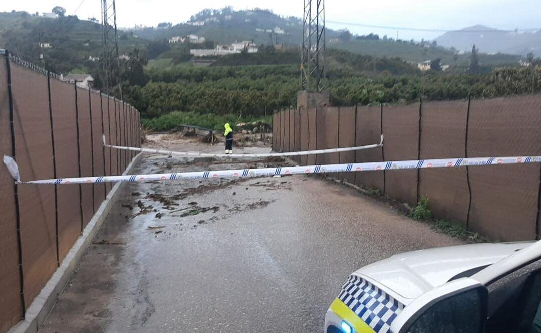 Cerrados todos los accesos al carril por el desbordamiento del Río Seco