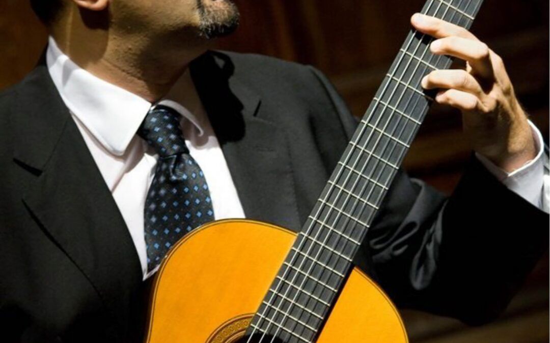 Ciro Carbone lleva la guitarra y la música napolitana a Nerja
