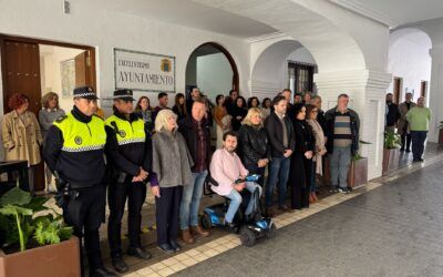 Nerja rinde homenaje a las víctimas del terrorismo con un minuto de silencio