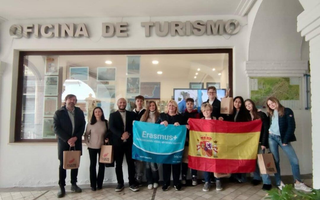Estudiantes suecos visitan la Oficina de Turismo de Nerja