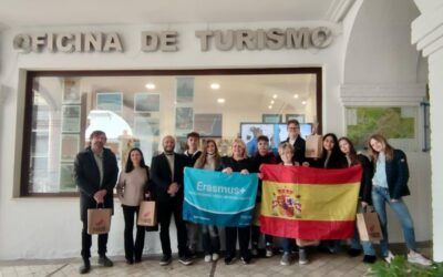 Estudiantes suecos visitan la Oficina de Turismo de Nerja