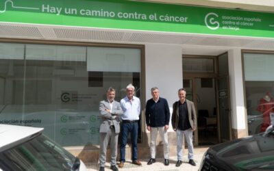 El alcalde de Nerja visita la nueva sede de la Asociación Española Contra el Cáncer