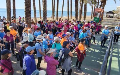 Medio centenar de mayores de Nerja disfrutan de la Marcha Nórdica en Torremolinos