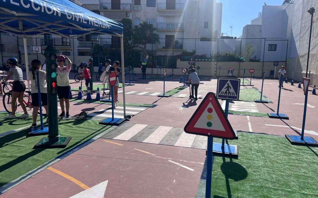 La Policía Local enseña seguridad vial al alumnado del San Miguel