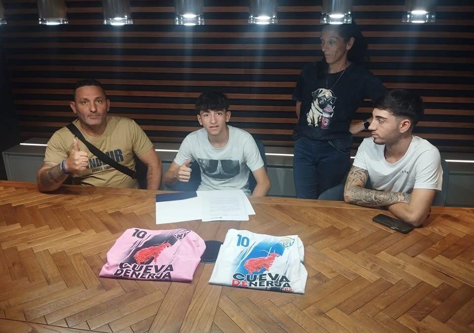 El joven futbolista nerjeño Hugo García Moreno ficha por el Málaga CF