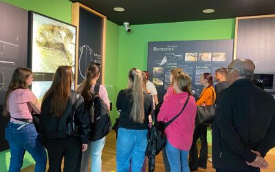 El Museo de Nerja recibe a escolares y estudiantes Erasmus en una jornada especial