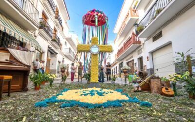 Creatividad y tradición brillan en el Concurso de Cruces de Nerja 2025