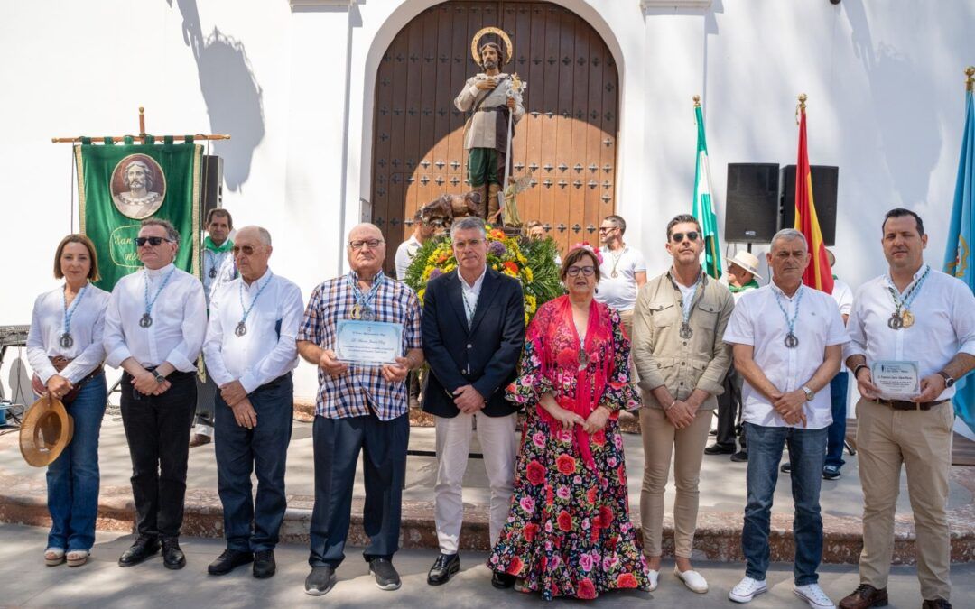 San Isidro vuelve a su ermita tras una jornada de homenaje y tradición en Nerja