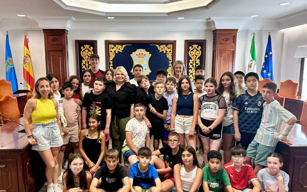 Alumnos de Linares visitan el Ayuntamiento de Nerja en su viaje de fin de curso