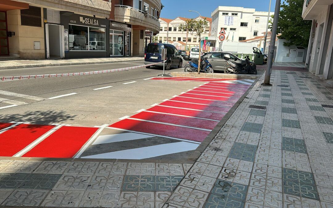 Nuevos trabajos de pintura viaria en varias calles de Nerja