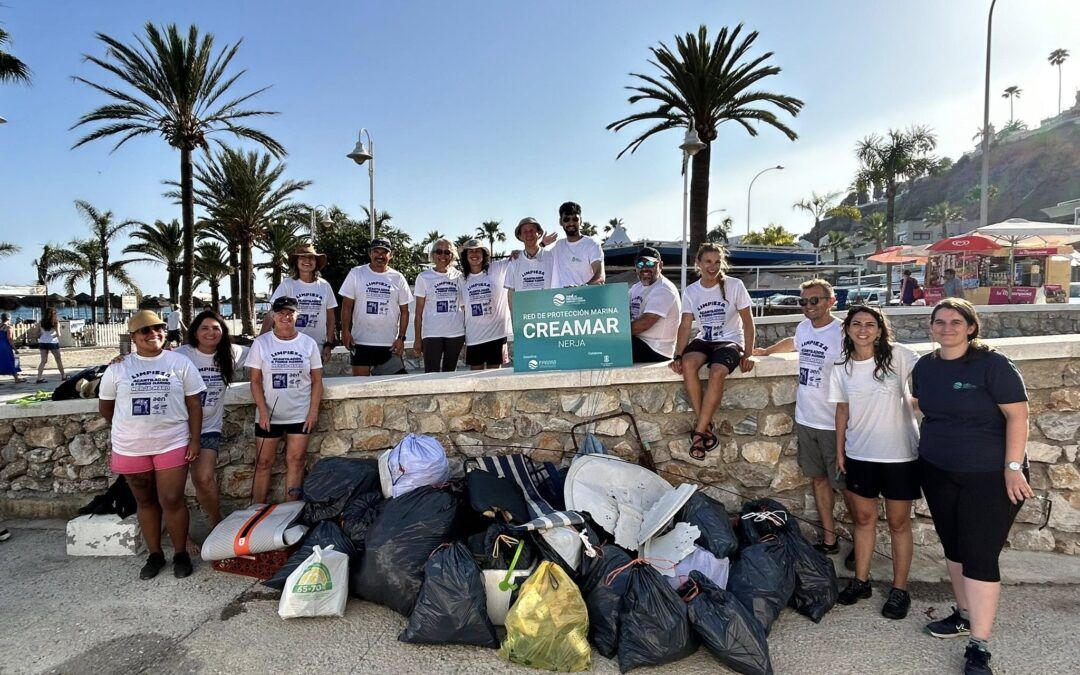 Nerja celebra el Día Mundial de los Océanos con limpieza marina y talleres ambientales