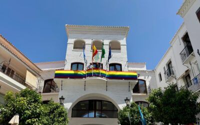 La bandera arcoíris ondea en el Ayuntamiento como símbolo de respeto y diversidad