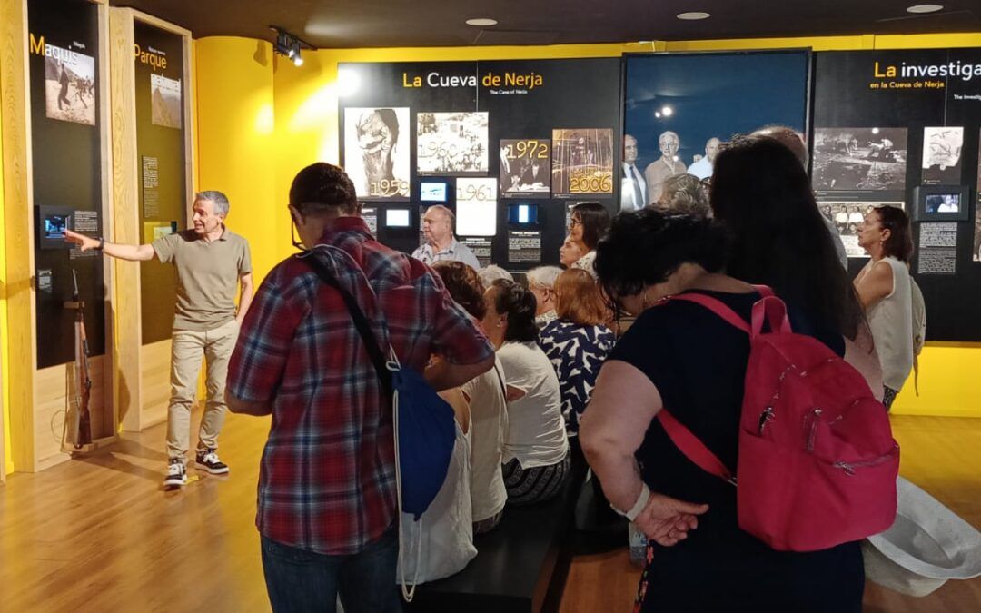 El Museo de Nerja recibe al grupo Encuentros con la Arqueología de Málaga