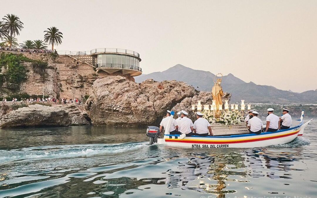Nerja honra a la Virgen del Carmen entre salves, mar y fuegos