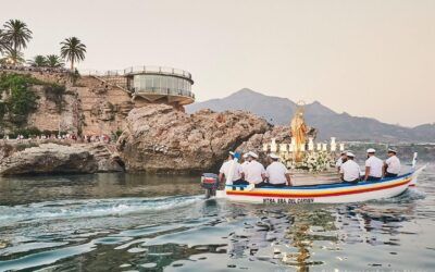 Nerja honra a la Virgen del Carmen entre salves, mar y fuegos