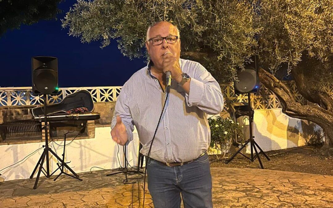 Paco “El Apañao” llevó arte y música al Verano en Maro